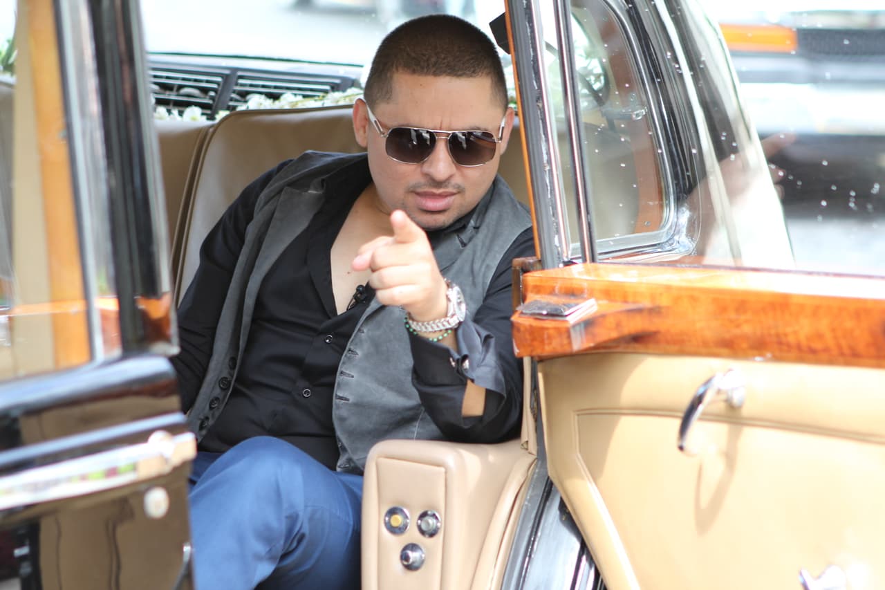 Una de las principales preocupaciones de los jueces es que al fijar una fianza, Larry podría irse del país, debido a que tiene recursos económicos para hacerlo.