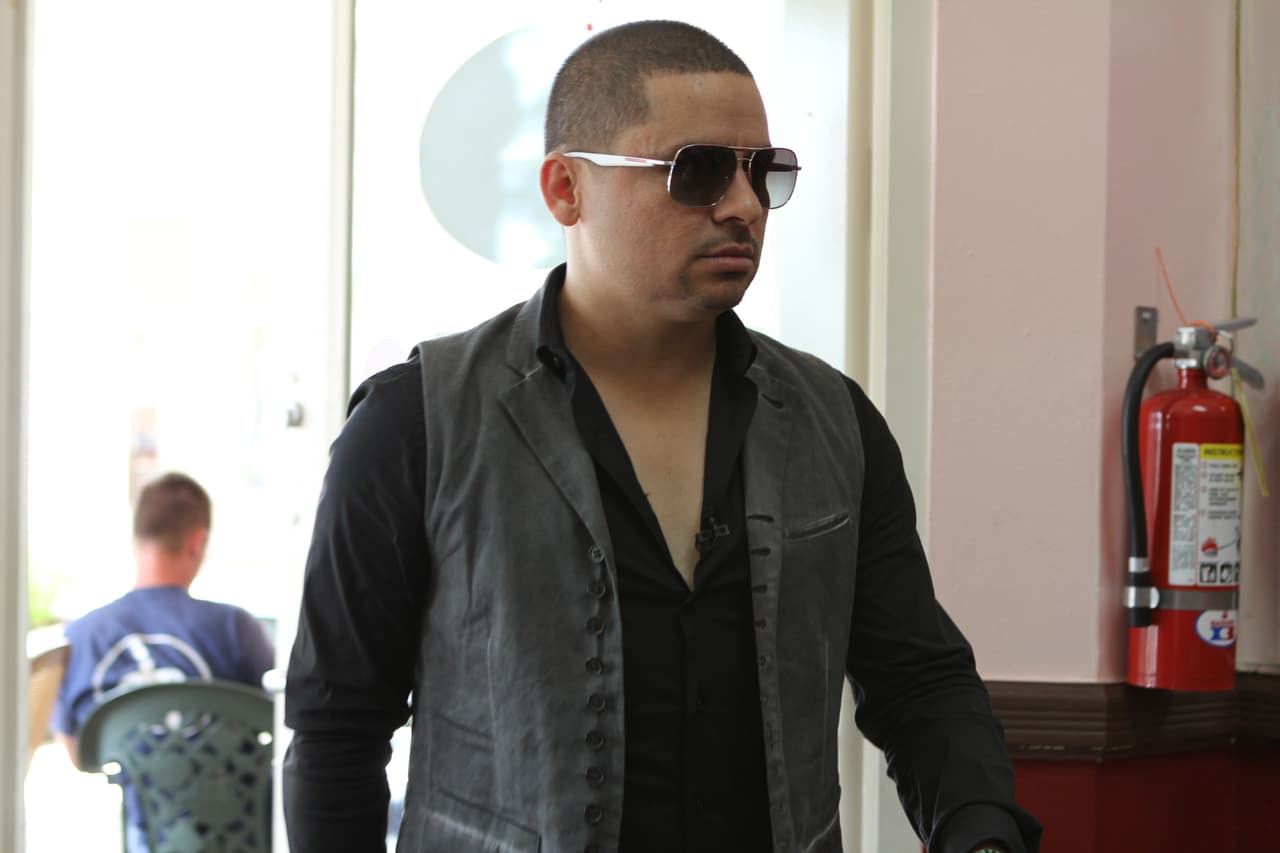 Por lo cual, aunque Larry esté en toda la disposición de cooperar, corre el riesgo de que no le fijen una fianza.