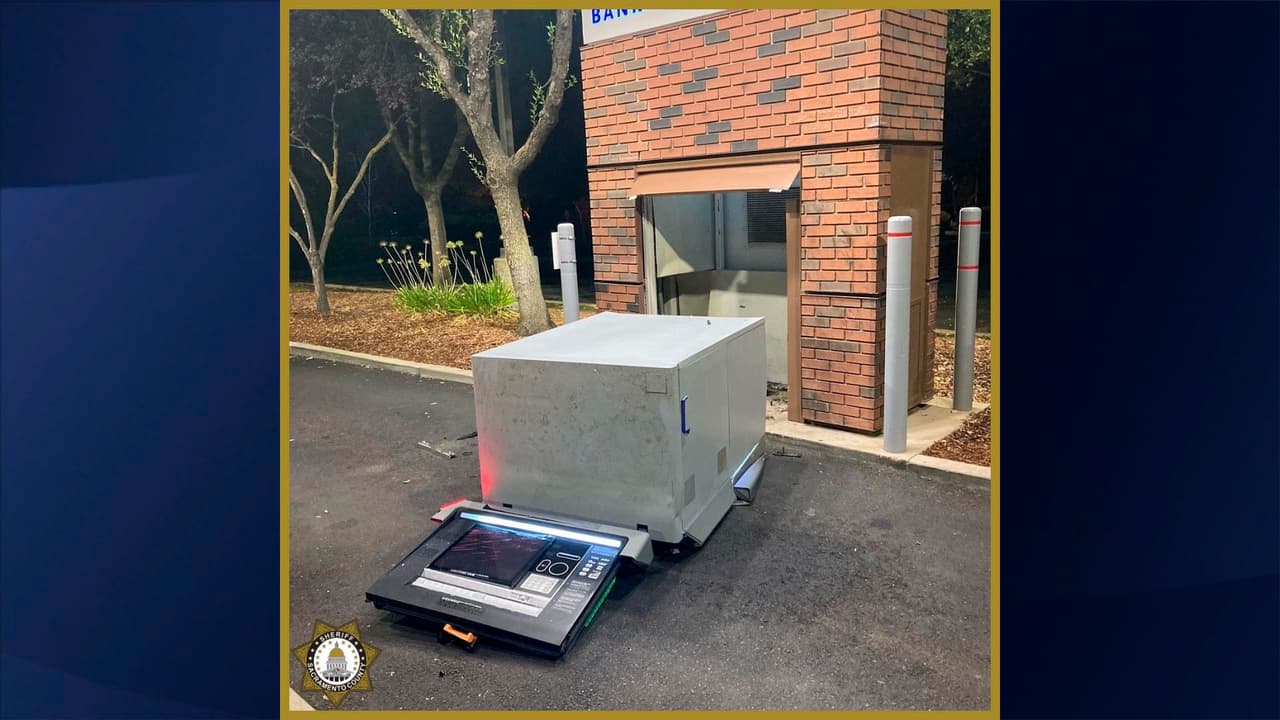 De acuerdo con autoridades, los sospechosos utilizaron ganchos, cadenas y una camioneta Ford negra para poder romper la base y extraer la máquina completa, para después cargarla en el vehículo e intentar escapar del lugar alrededor de las 4 a.m.