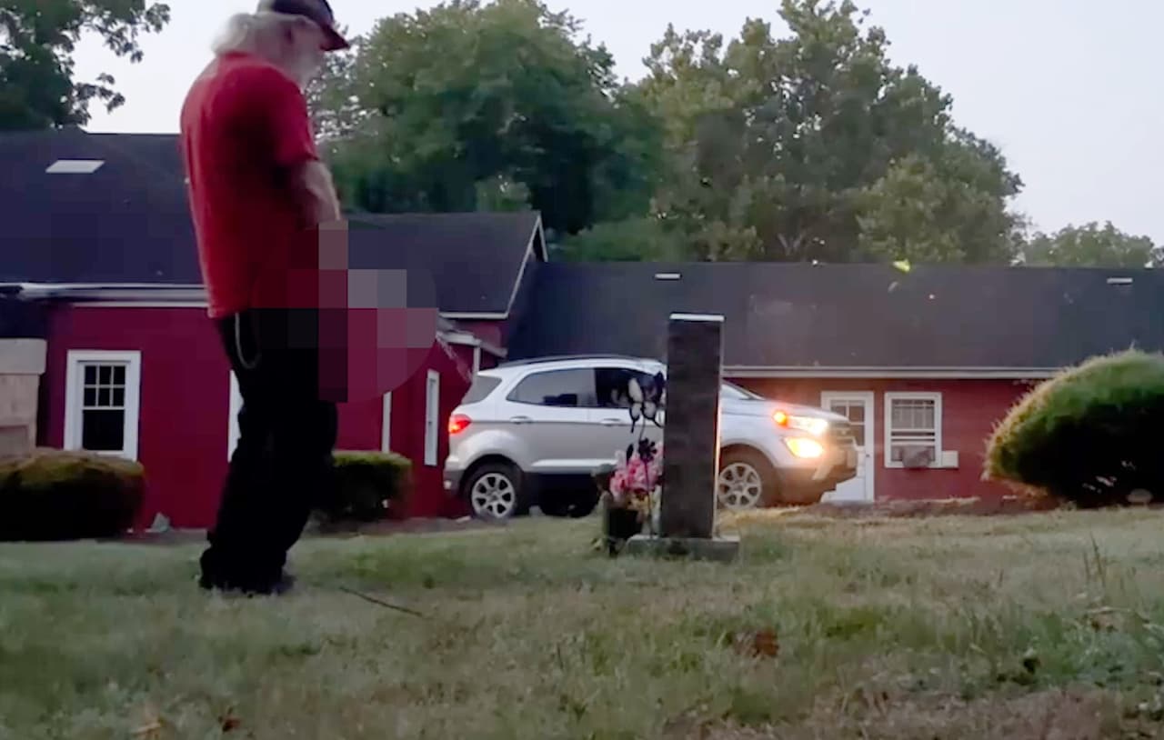 Hombre es sorprendido haciendo sus necesidades en tumba de su exesposa
