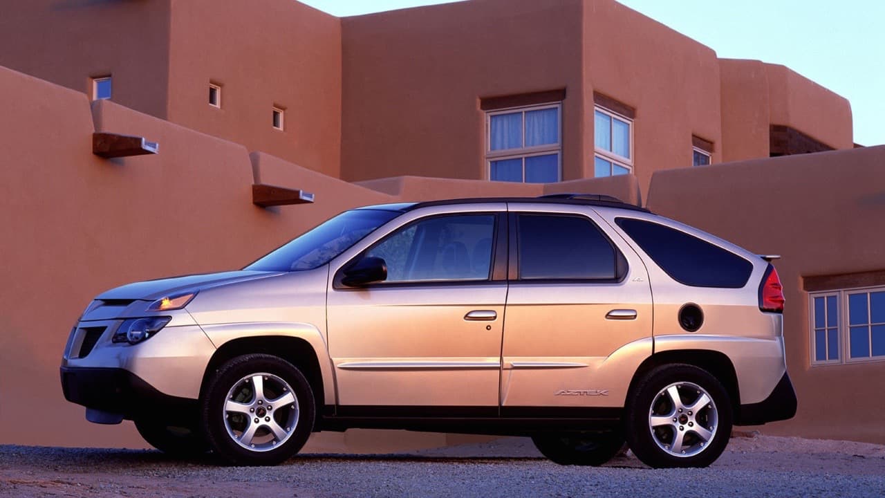 <h3 class="cms-h3-H3">4<b>. Pontiac Aztek 2001-2005. </b></h3>
<br>
<br>Es imposible no conseguir al Pontiac Aztek en los primeros lugares de cualquier lista de carros feos. El pobre Aztek fabricado por General Motors en México entre julio de 2000 y agosto de 2005, es un diseño inexplicable en el que ninguna línea parece estar en su lugar. Uno de sus principales problemas fue que Pontiac trató de hacer una SUV sobre una plataforma de minivan resultando en un vehículo angosto y largo cuyas proporciones dificultaron lograr un diseño coherente. El Aztek es tan feo que se ha convertido en un carro 
<i>cool</i>, sobre todo después de haber aparecido extensamente en la megahit televisivo Breaking Bad.