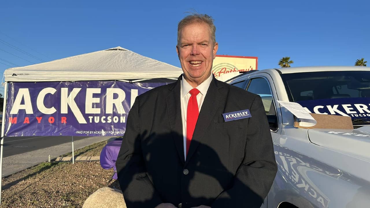 <b>Edward Ackerley </b>(Independiente)
<br>Ed Ackerley es originario de Tucson, se ha desempeñado como catedrático de la Universidad de Arizona, además de participar en la empresa familiar Ackerley Advertising.
<br>
<br>Obtuvo dos grados en Liderazgo Educativo en la Universidad del Norte de Arizona, así como un Grado en Bellas Artes en Radio y Televisión de la Universidad de Arizona.
<br>
<br>Busca la alcaldía de Tucson como candidato independiente; es la segunda vez que compite por el puesto, pues en 2019 fue también contrincante de Romero, donde logró el 39% de votos.