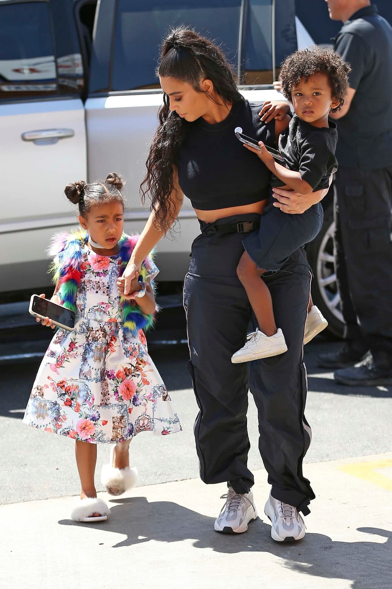 Kim Kardashian está de manteles largos debido a que la pequeña North está dando sus primeros pasos en el mundo de la moda, así que fueron a festejarlo en familia este 13 de julio.