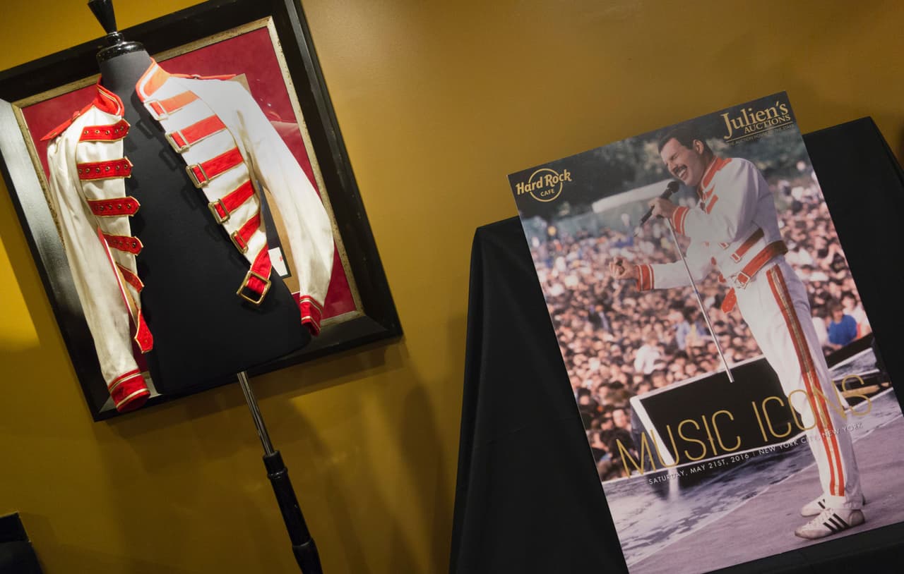 Entre los artículos más codiciados está la chaqueta de Freddie Mercury.