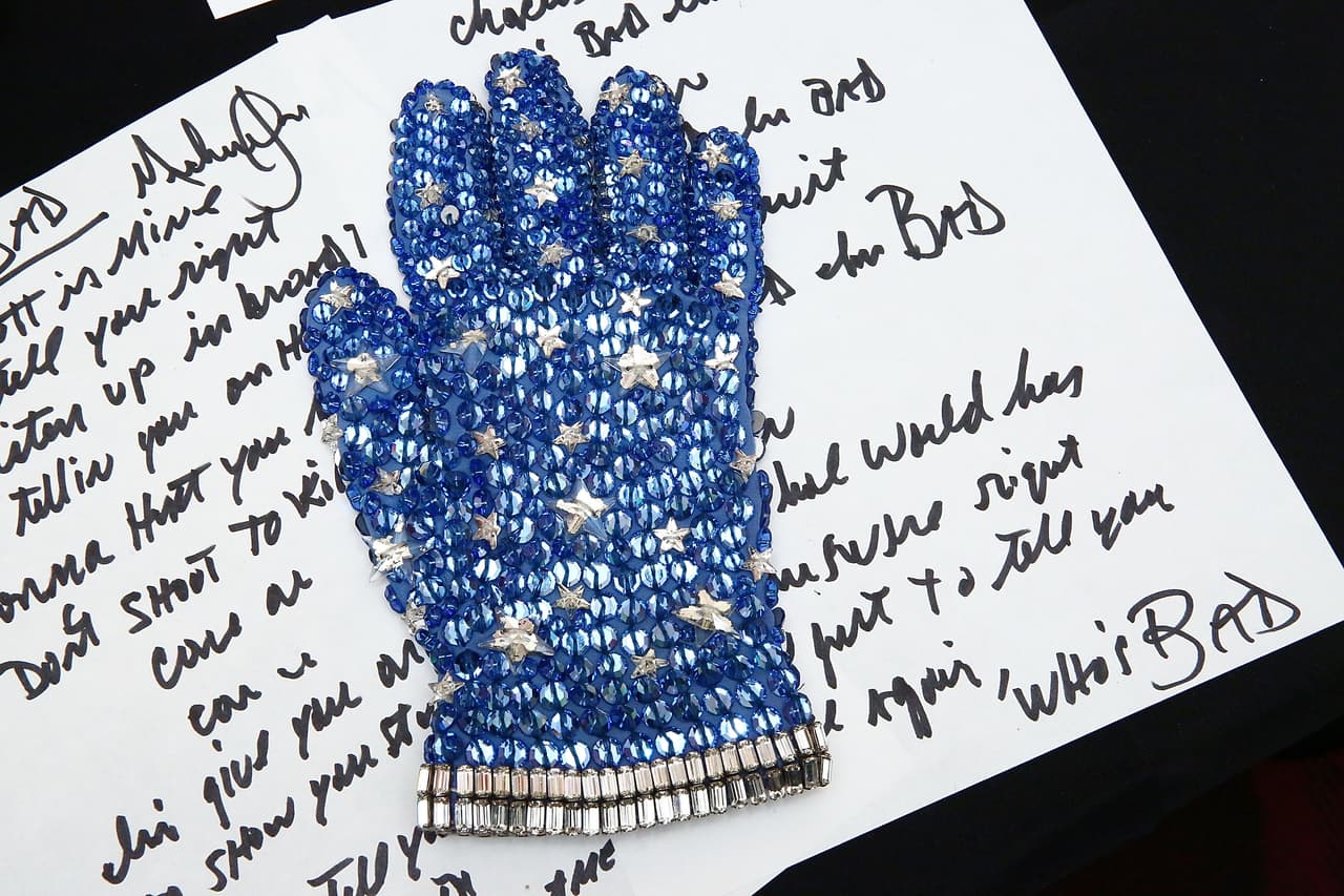 No falta uno de los famosos guantes utilizados por Michael Jackson.
