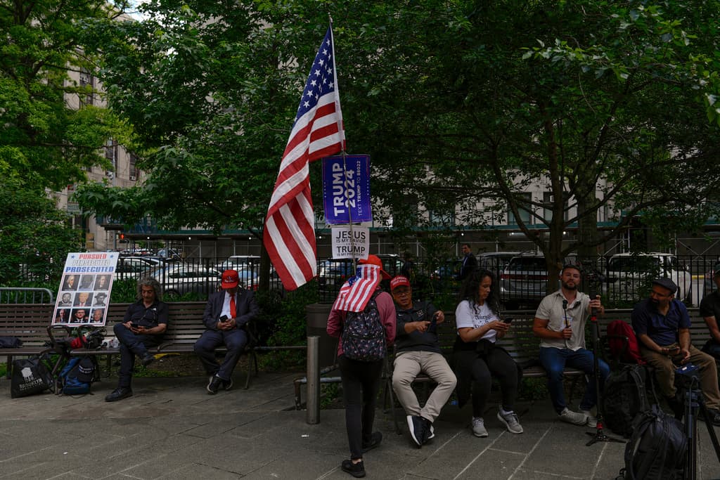 Partidarios del expresidente Donald Trump se reunieron en los alrededores del Collect Pond Park frente al Tribunal Penal de Manhattan este jueves.