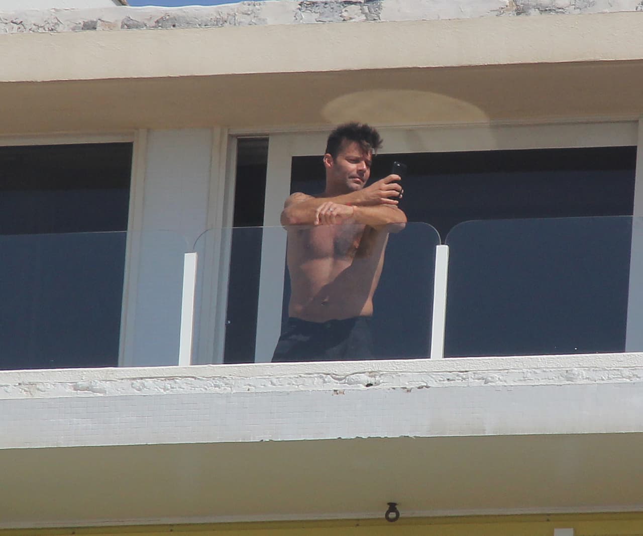 ¿Revisando tal vez su agenda o un mensaje de su querido Jwan Yosef?