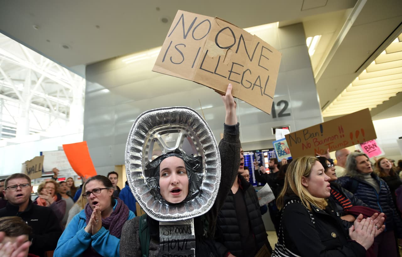 Manifestantes se reunieron en el aeropuerto internacional de San Francisco para protestar contra la orden ejecutiva firmada por el presidente Donald Trump que prohíbe la entrada de inmigrantes de siete países con mayoría musulmana a Estados Unidos durante los siguientes 90 días.