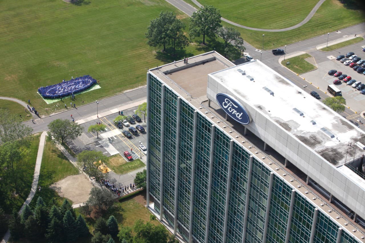 Ford despide a su presidente en medio de turbulencia corporativa