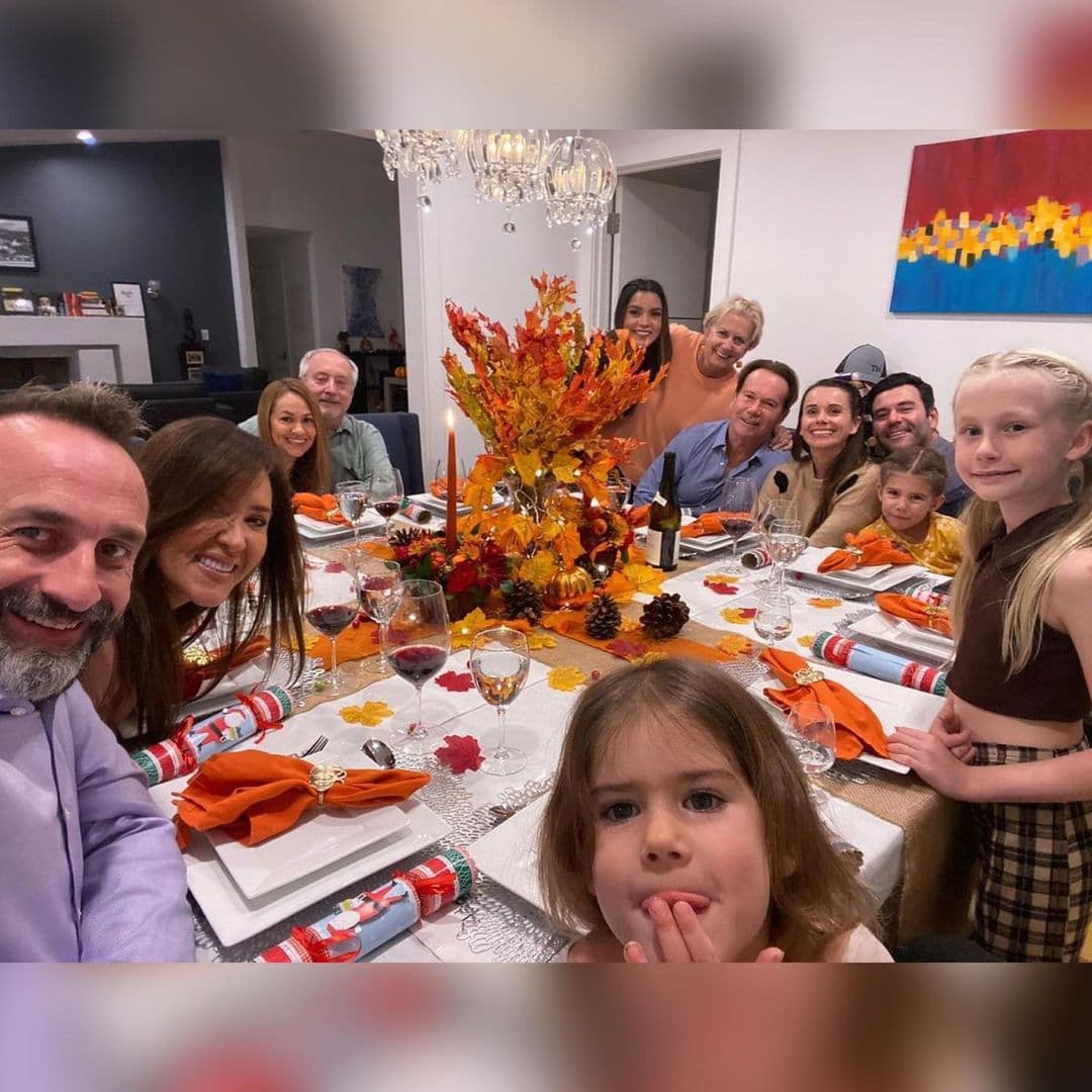 Desde Los Ángeles, California, celebró el 
<b>Thanksgiving</b> con una cena y una mesa 
<b>"hecha con mucho amor".</b> Por supuesto, entre los presentes estuvo la pequeña Zoe, quien posó sonriente para las fotos.