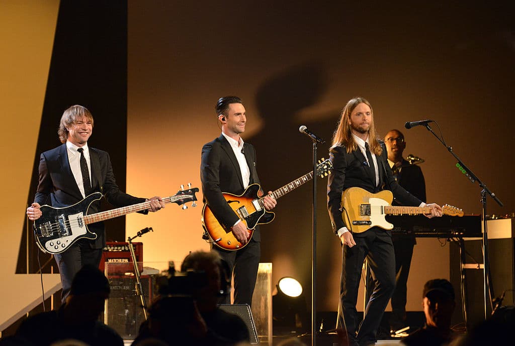 La genial idea de sorprender a parejas recién casadas de 
<b>Maroon 5</b> y cantarles ‘
<b><a href="https://www.youtube.com/watch?v=09R8_2nJtjg" target="_blank">Sugar</a></b>’, los ha puesto en la séptima posición de los videos más vistos en los últimos diez años con un poco más de tres billones de views. La canción fue lanzada el 14 de enero del 2015.