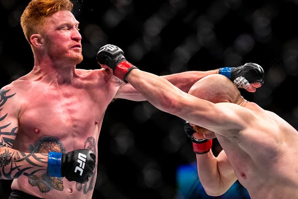 La UFC presenta en cada evento a peleadores que practican las artes marciales mixtas dentro de un enrejado octagonal.