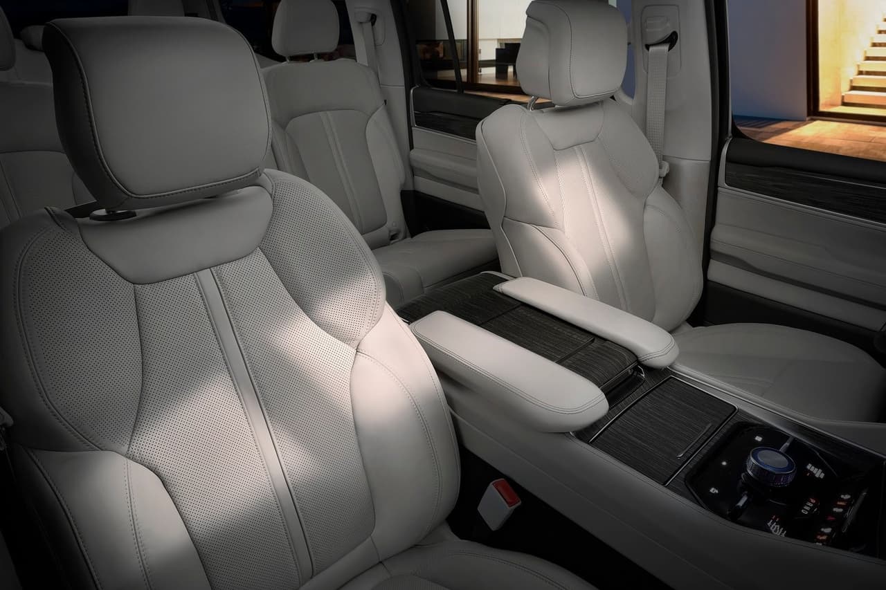 <h3 class="cms-H3-H3"><b>Habitáculo</b></h3>
<br>
<br>La cabina es donde más se nota la diferencia entre estas variantes, empezando por la configuración de asientos. La Wagoneer llega de serie en una configuración de ocho asientos con una segunda fila de tipo banca y la opción de tipo capitán.
<br>