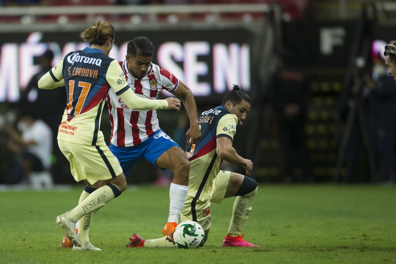 Cristian Calderón saca un potente disparo al minuto 81 y termina dándole la victoria 1-0 sobre las Águilas del América.