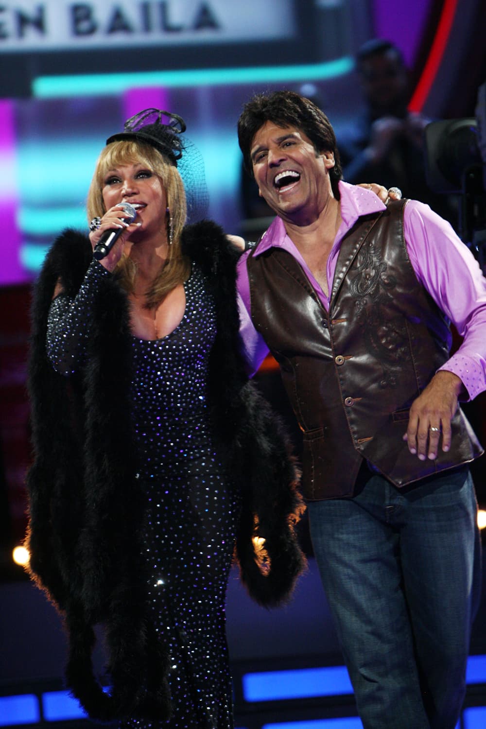 Laura León 'La Tesorito' cantó la canción 'Dos mujeres, un camino', mientras su excompañero en la novela bailaba.