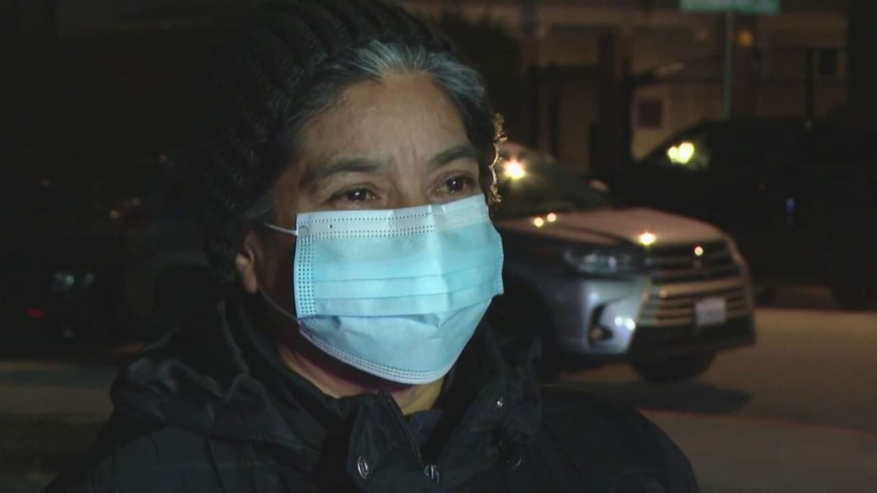 La dejaron en la calle y sin pertenencias: mujer de 62 años es desalojada de su habitación en Los Ángeles