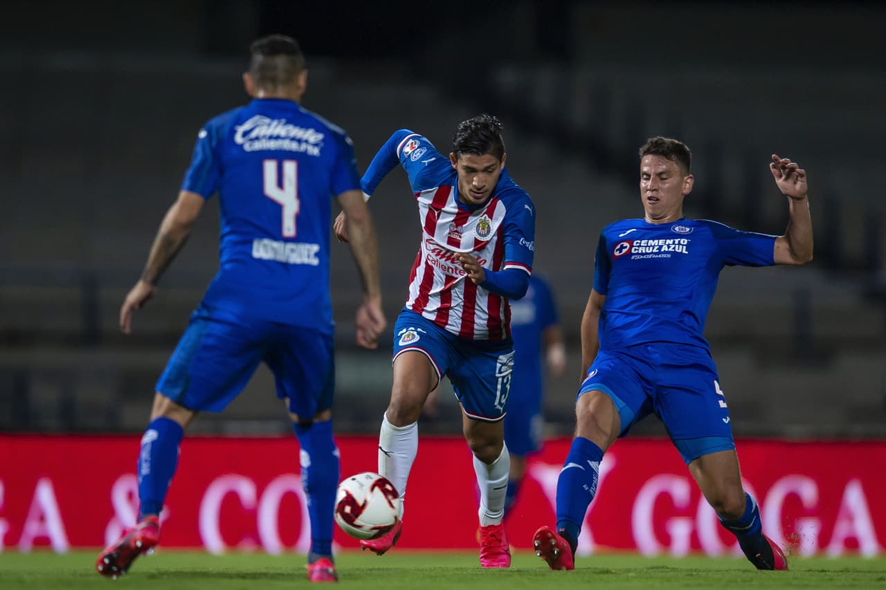 Las Chivas se adueñan del medio campo y tratan de quedarse con la poseción del balón.