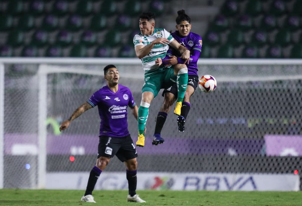 Los de Almada presionaron hacia el final del juego, pero no llegó el tanto que les diera los tres puntos en El Kraken. Santos retiene temporalmente el liderato con 7 unidades, mientras que el conjunto de Tomás Boy llegó a 4 puntos. Mazatlán recibirá a Pachuca y Santos hará lo propio con las Águilas del América en la cuarta fecha de la competición.
