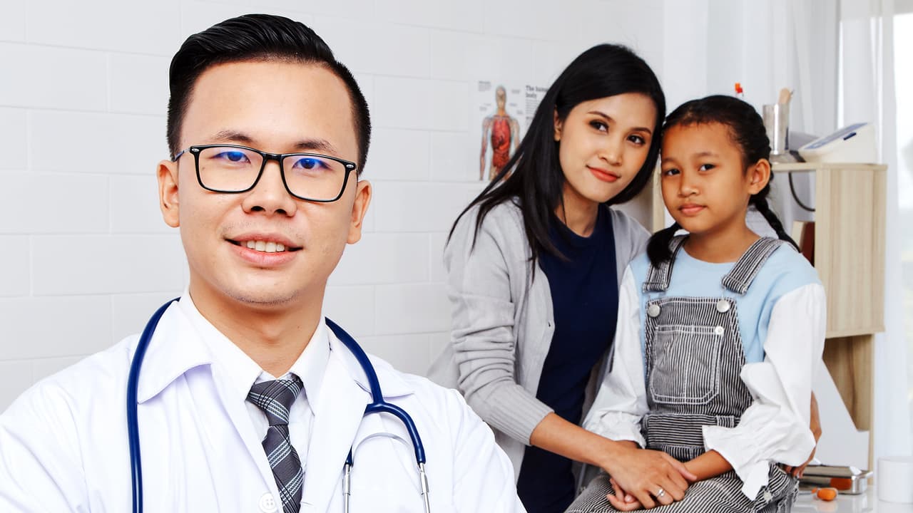 Razones por las que mujeres y niños deben acudir al médico (y cada cuánto tienen que hacerlo)