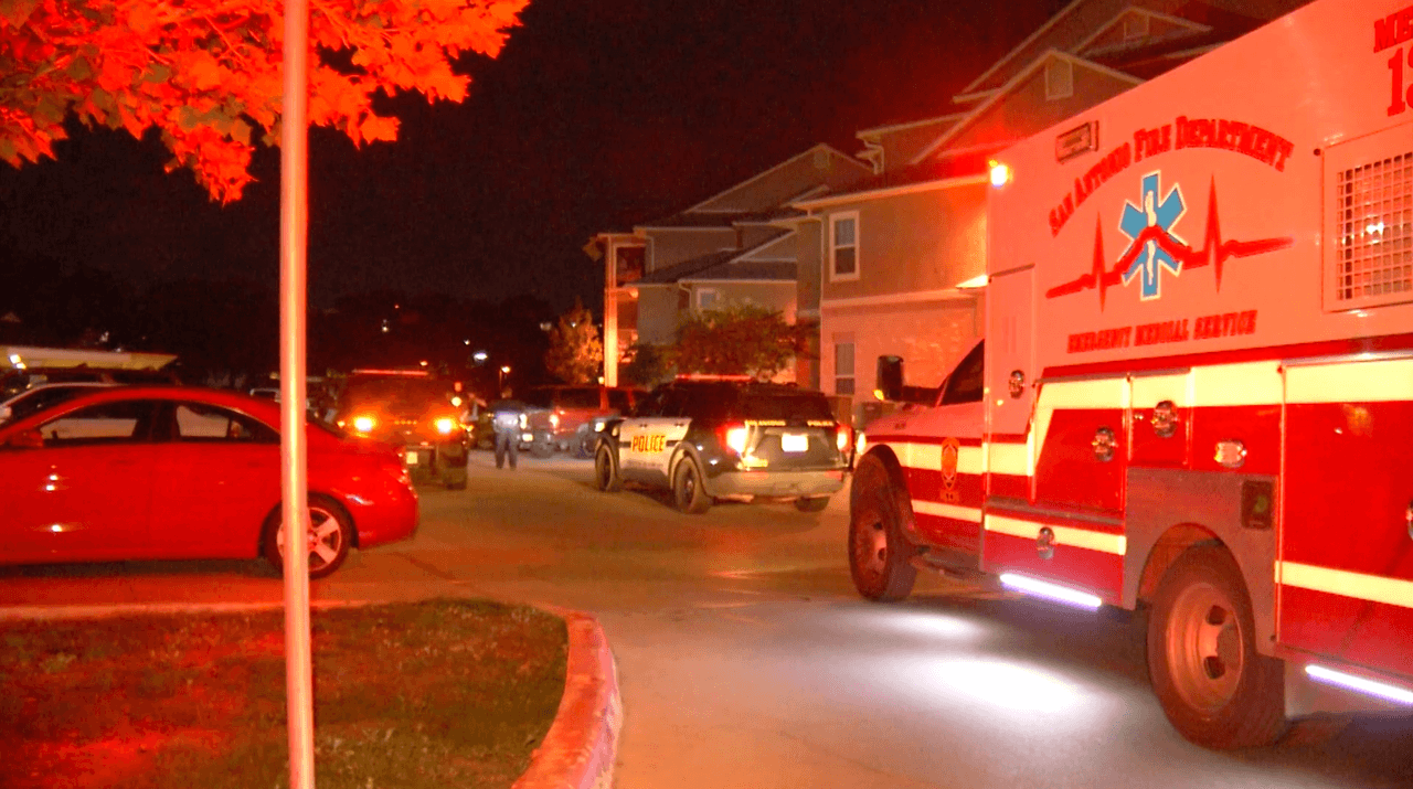 Mujer recibe un disparo en su torso y el sospechoso huye de la escena