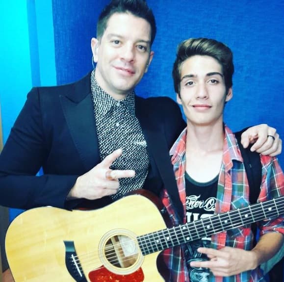 El cantante Yahir ha compartido su tristeza y preocupación que su hijo Tristan, de 23 años,
<b><a href="https://www.univision.com/famosos/yahir-hijo-tristan-othon-fierro-adicciones-actor-porno-fotos">no ha podido vencer las adicciones a las drogas</a></b> a pesar de que ha estado en rehabilitación en varias ocasiones.
<br>