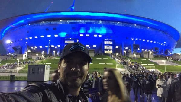 Sabemos que al actor le apasiona el fútbol, por lo que no perdió oportunidad de conocer uno de los estadios más emblemáticos de ese país: "Pedazo de estadio el más costoso del mundo....
<br>Listo para el mundial #Rusia Una obra de arte de arquitectura ⚽️".