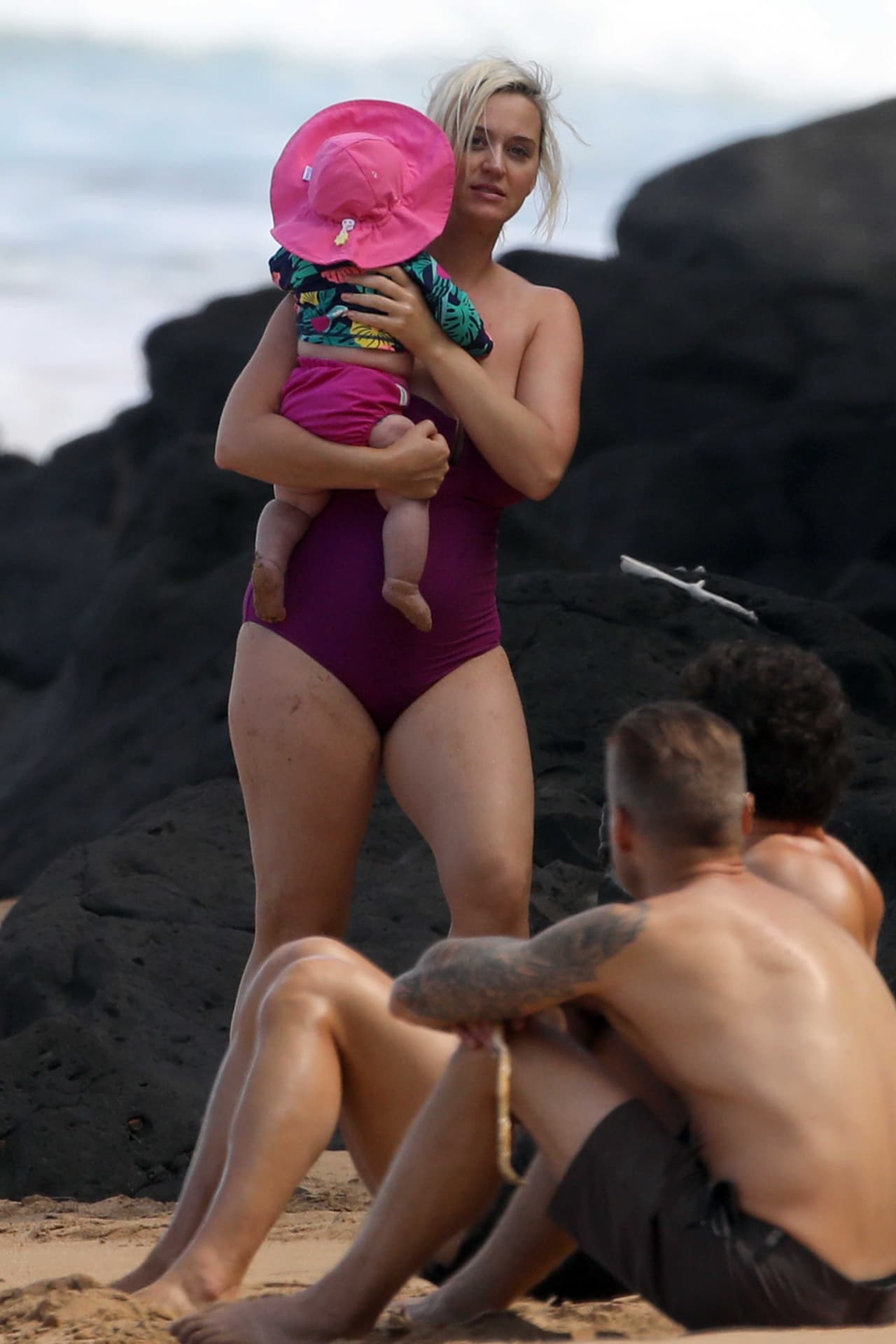 Su hija nació el 27 de agosto de 2020, la nombraron Daisy Dove. La pequeña es la primogénita de la cantante estadounidense y la segunda hija del actor británico, quien debutó como papá el 6 de enero de 2011 con el nacimiento de Flynn Christopher Bloom, durante su matrimonio con la modelo Miranda Kerr. 
<br>