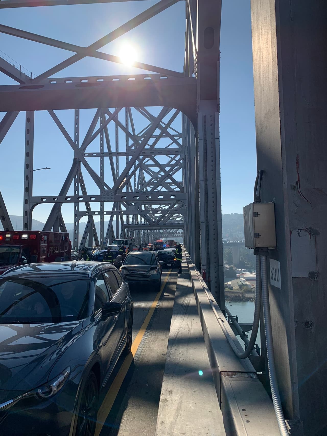 Dos de los automovilistas fueron llevados a hospitales locales después del accdiente.
<br>