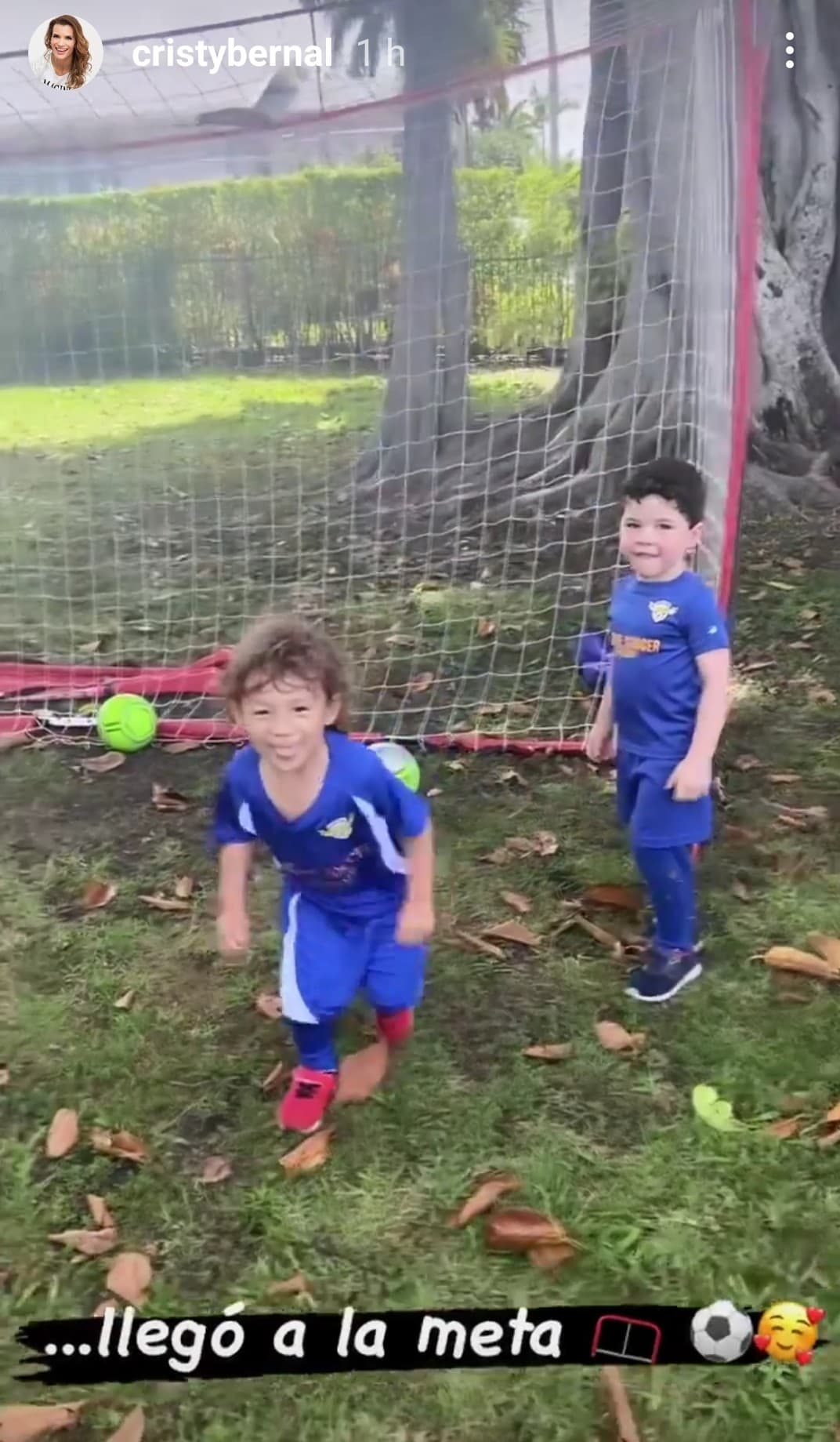 Liam llegó a la meta y con gran felicidad corrió a festejar con sus papás.