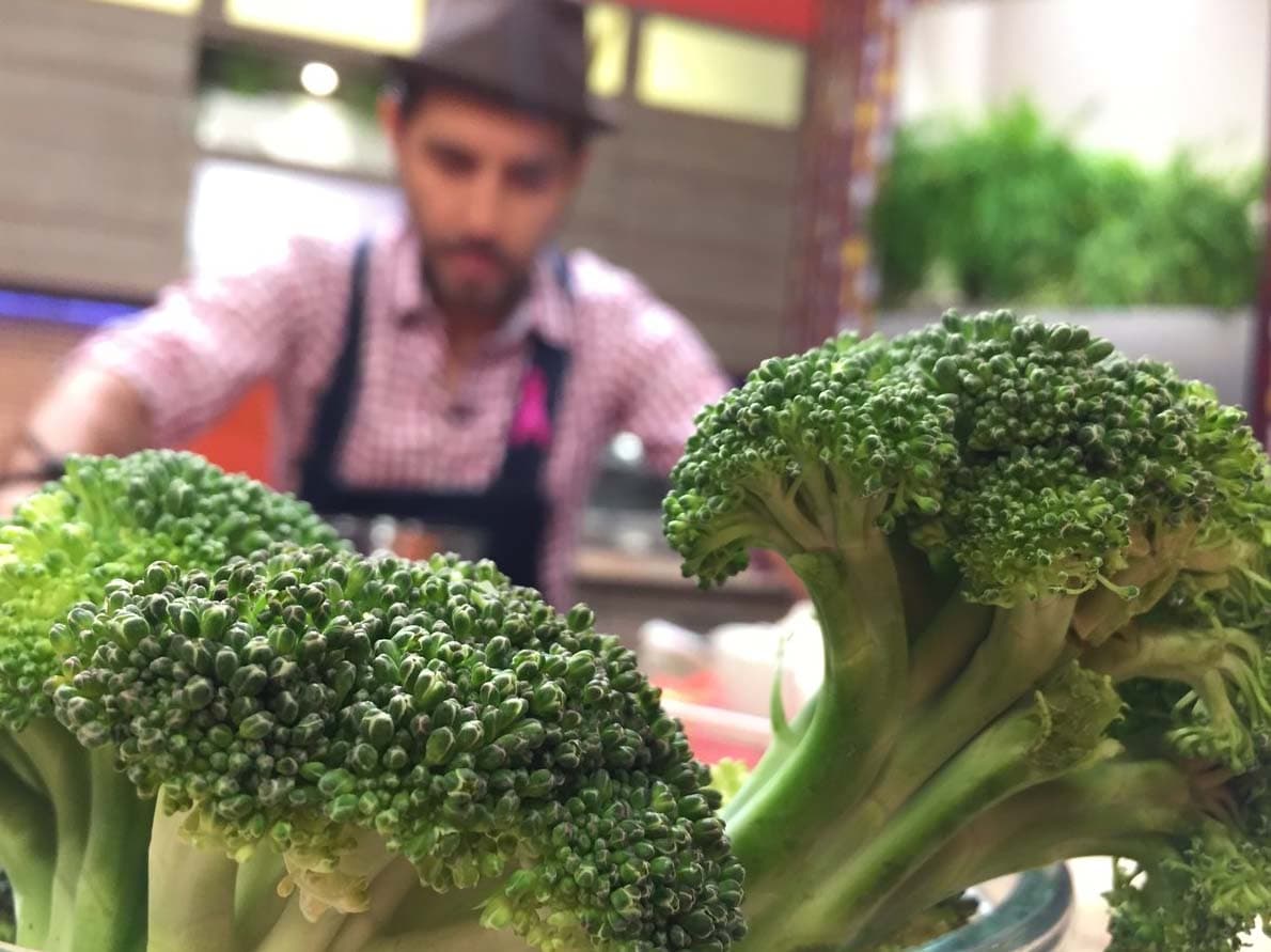 ¿Tienes problemas para que tus hijos coman verduras? Prepárales brócoli capeado al amaranto con aderezo de jengibre y chile.