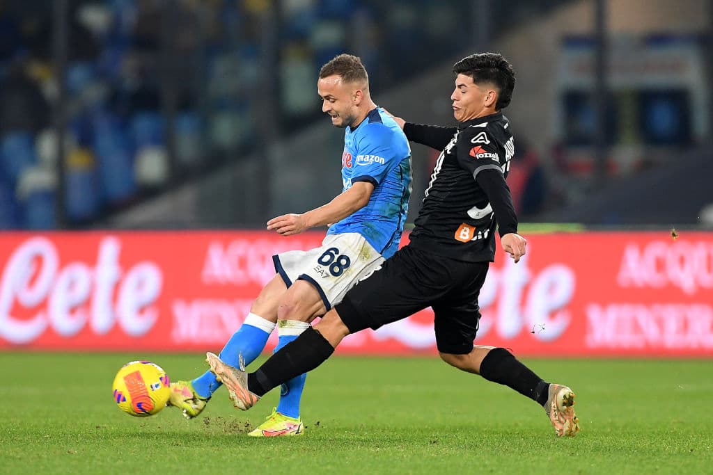 Con un autogol de Juan Jesus al minuto 37 Spezia logra mantener la difrencia y le pegan 0-1 al Napoli y en su estadio.