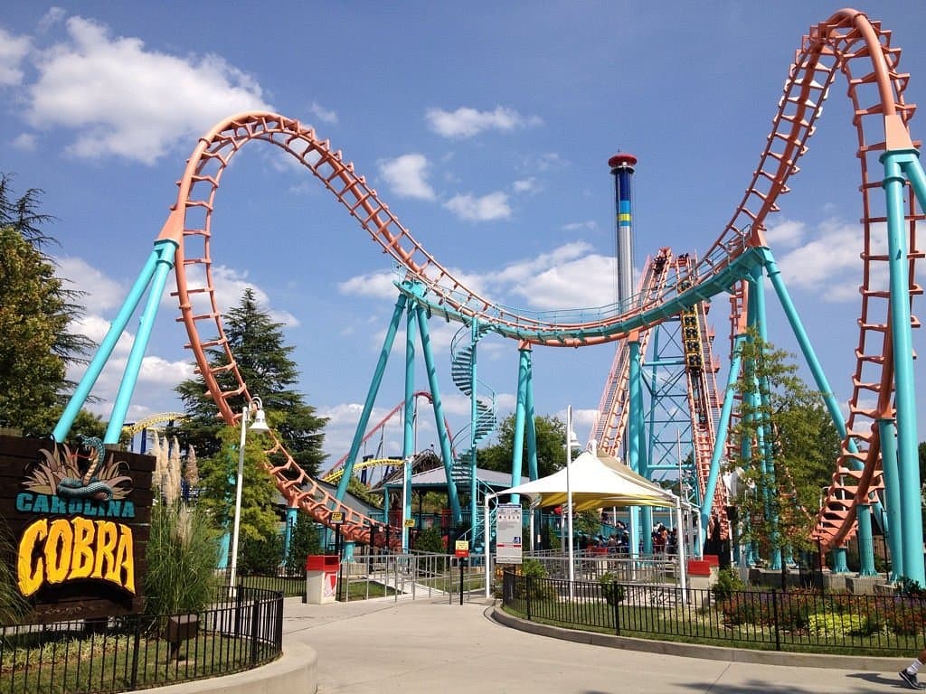 <b><a href="https://www.carowinds.com/">Carowinds</a>.</b> Este parque acuático y temático de 105 acres ofrece atracciones que emocionan y entretenimiento en vivo.
<br>
<br>
<b><a href="https://goo.gl/maps/CZxg9yUk3h2RsdiR8">Cómo llegar</a></b>