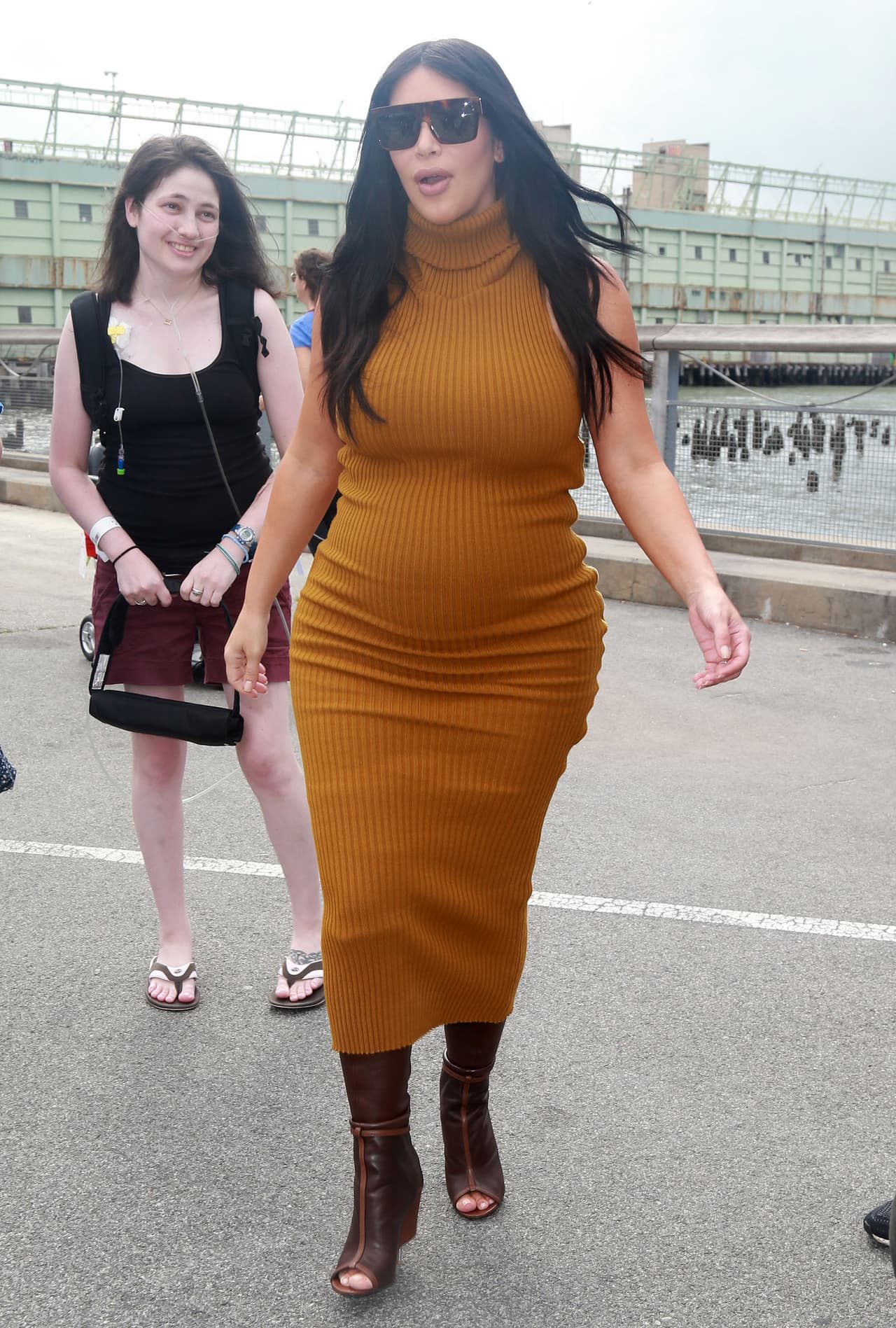 Se sacó foto con ellas y les dio un abrazo.