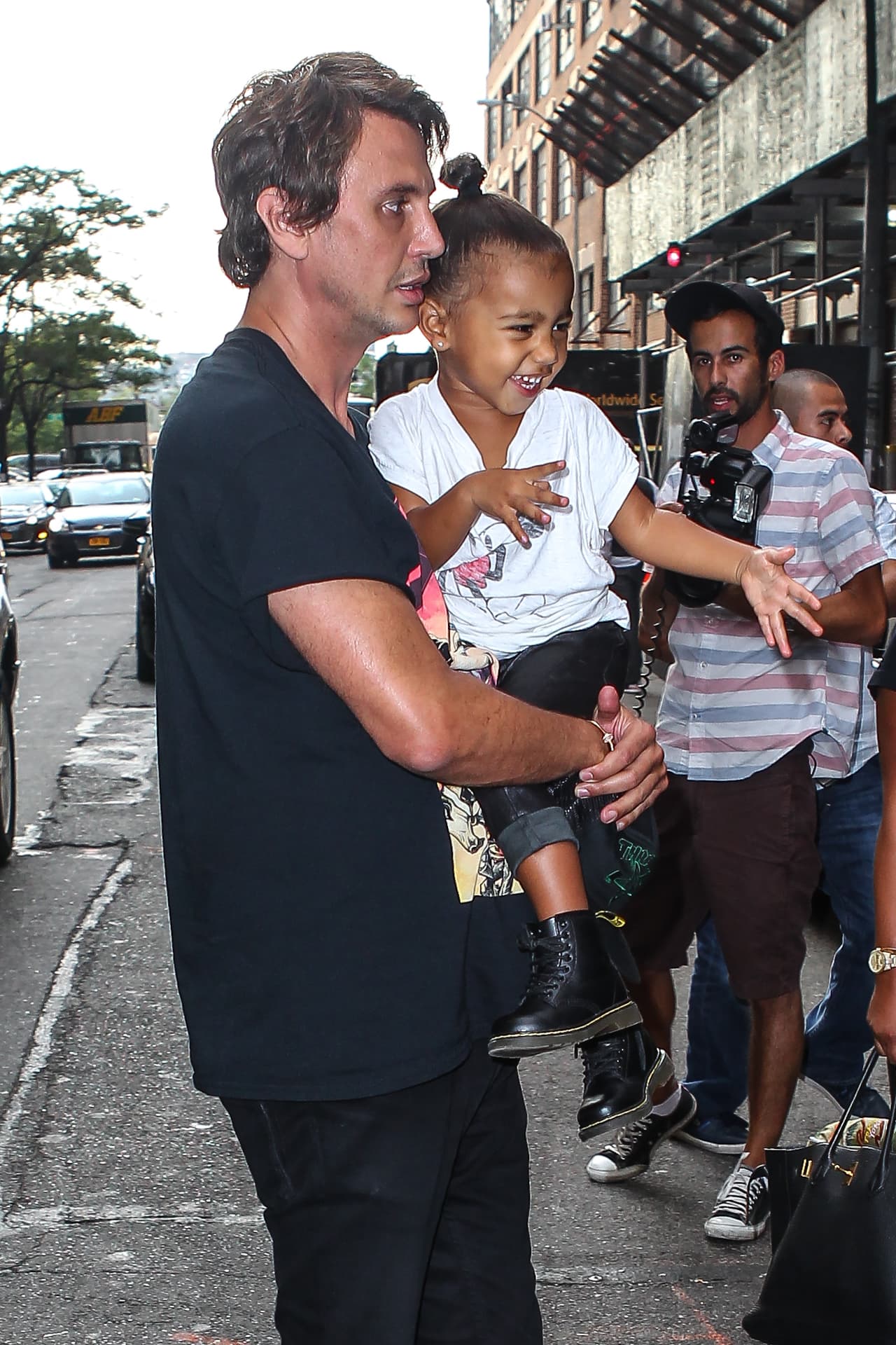 Un asistente cargó a su hija Nori.