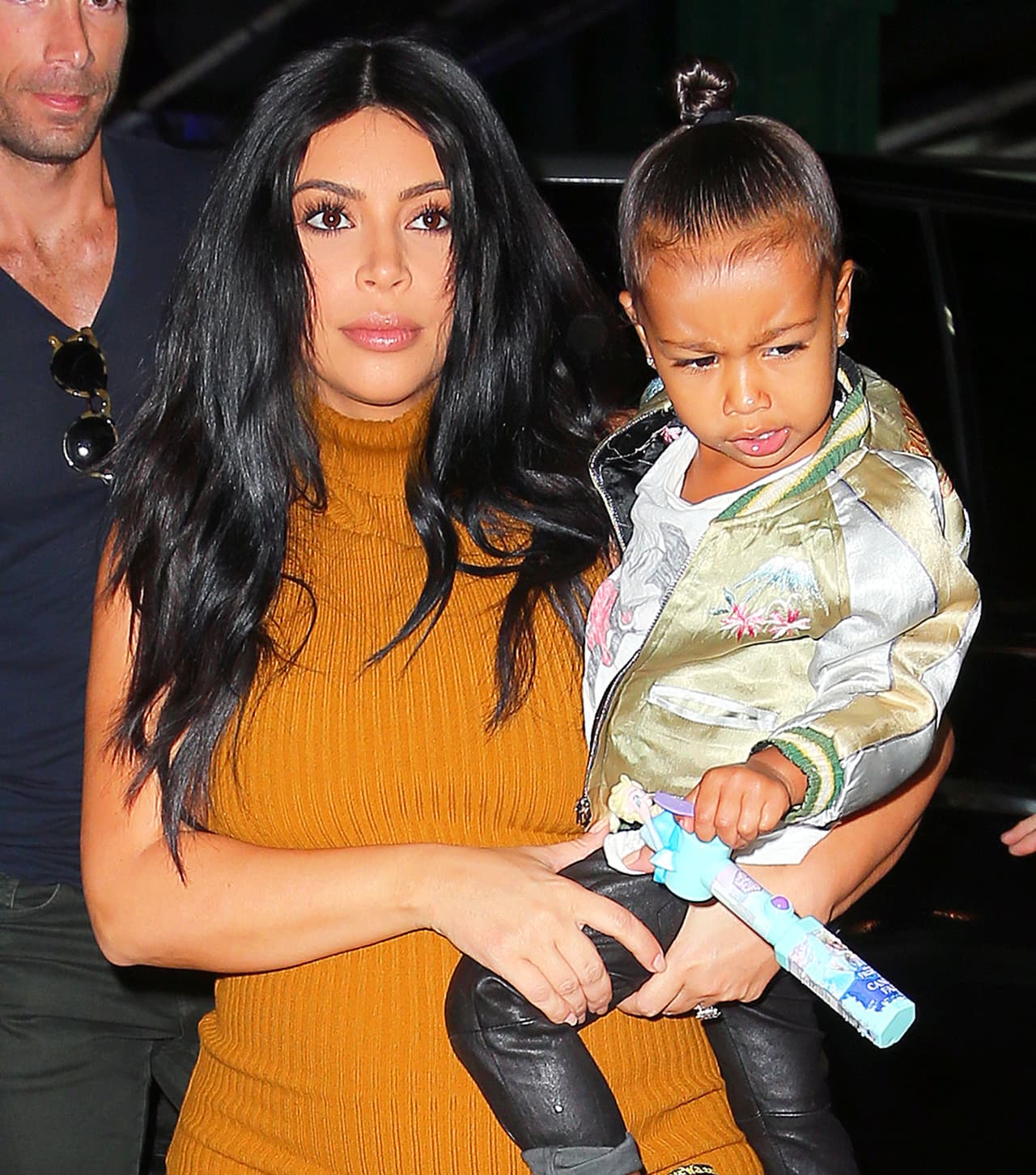 Nota el dulce de la nena con motivos de 'Frozen', de Disney.