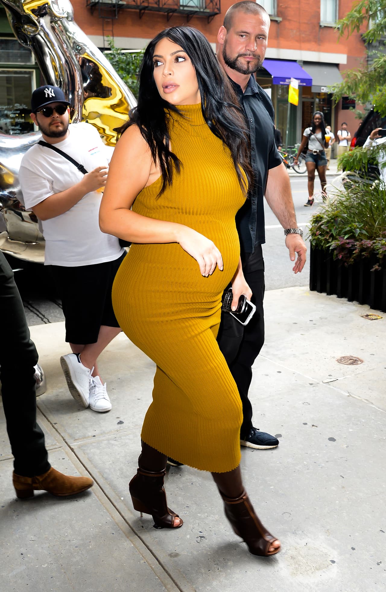 En la calle, notó a dos jóvenes que la querían conocer.