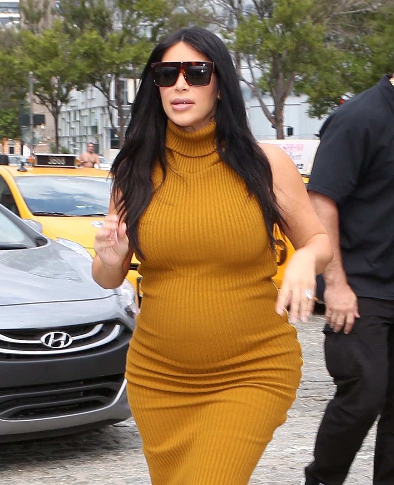 Más adelante, Kim entró a un estudio.