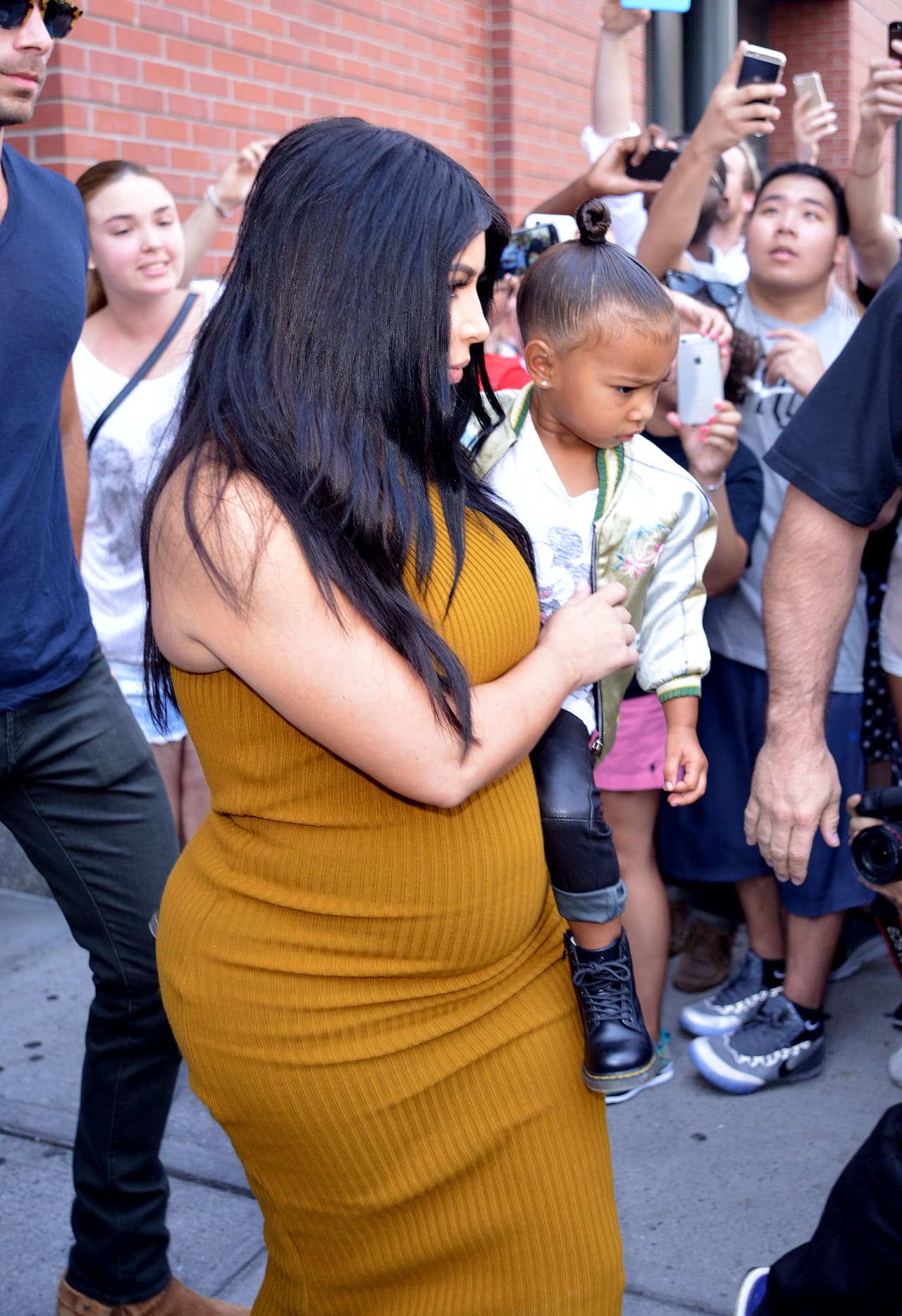 Muchísimos curiosos se sumaron a los paparazzi.