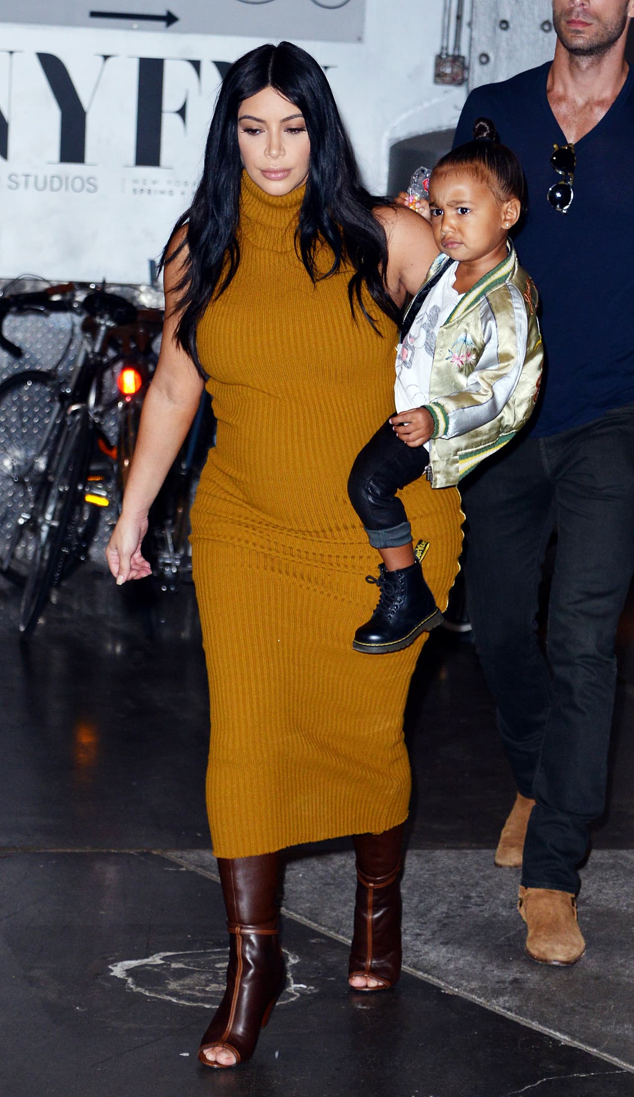 Ha de ser mucho para la pobre nena.