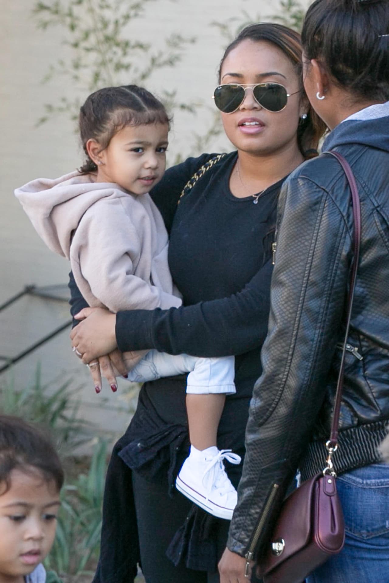 Una de las nanas la cargó.