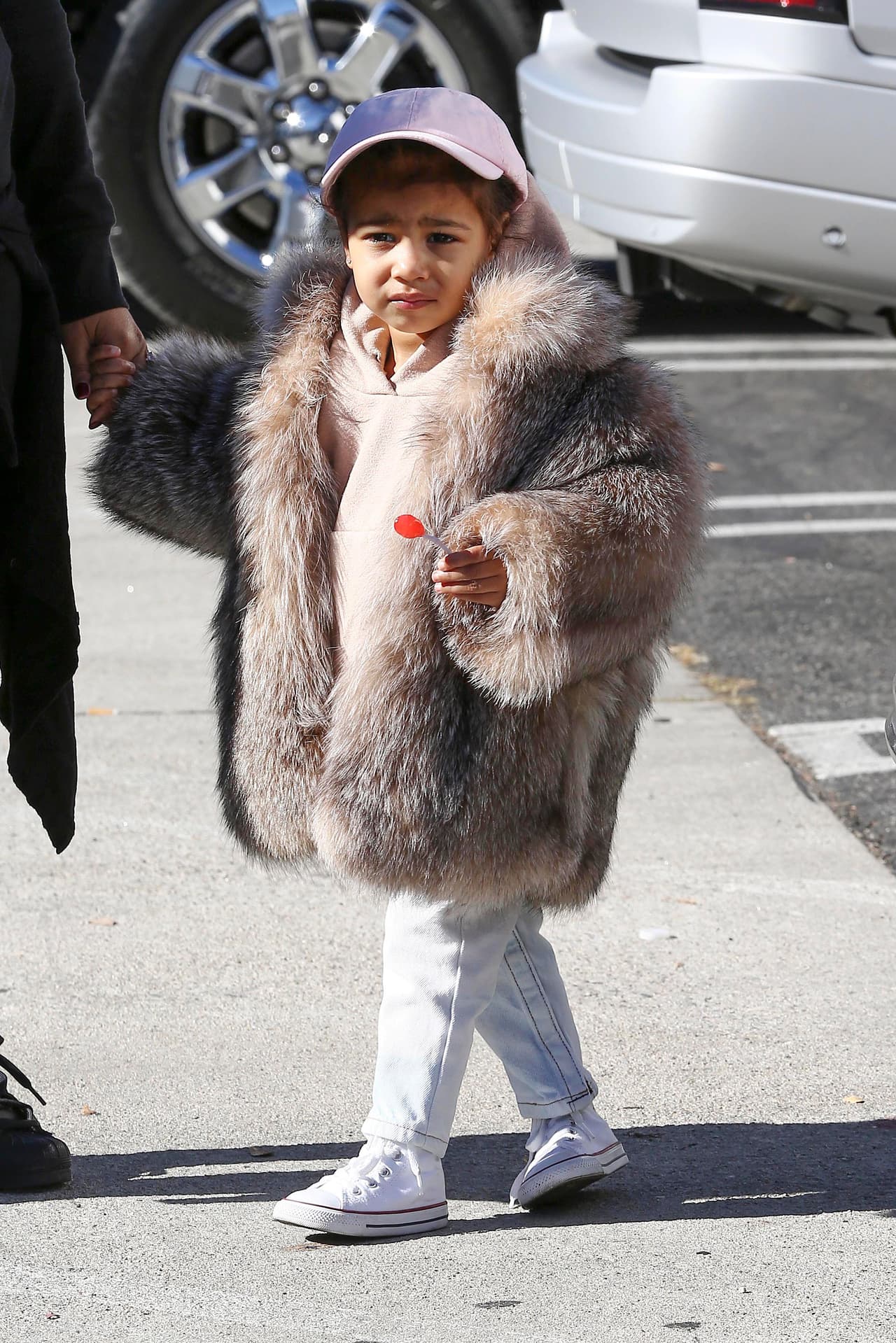 Según la revista Page Six este abrigo costaría 3,500 dólares.