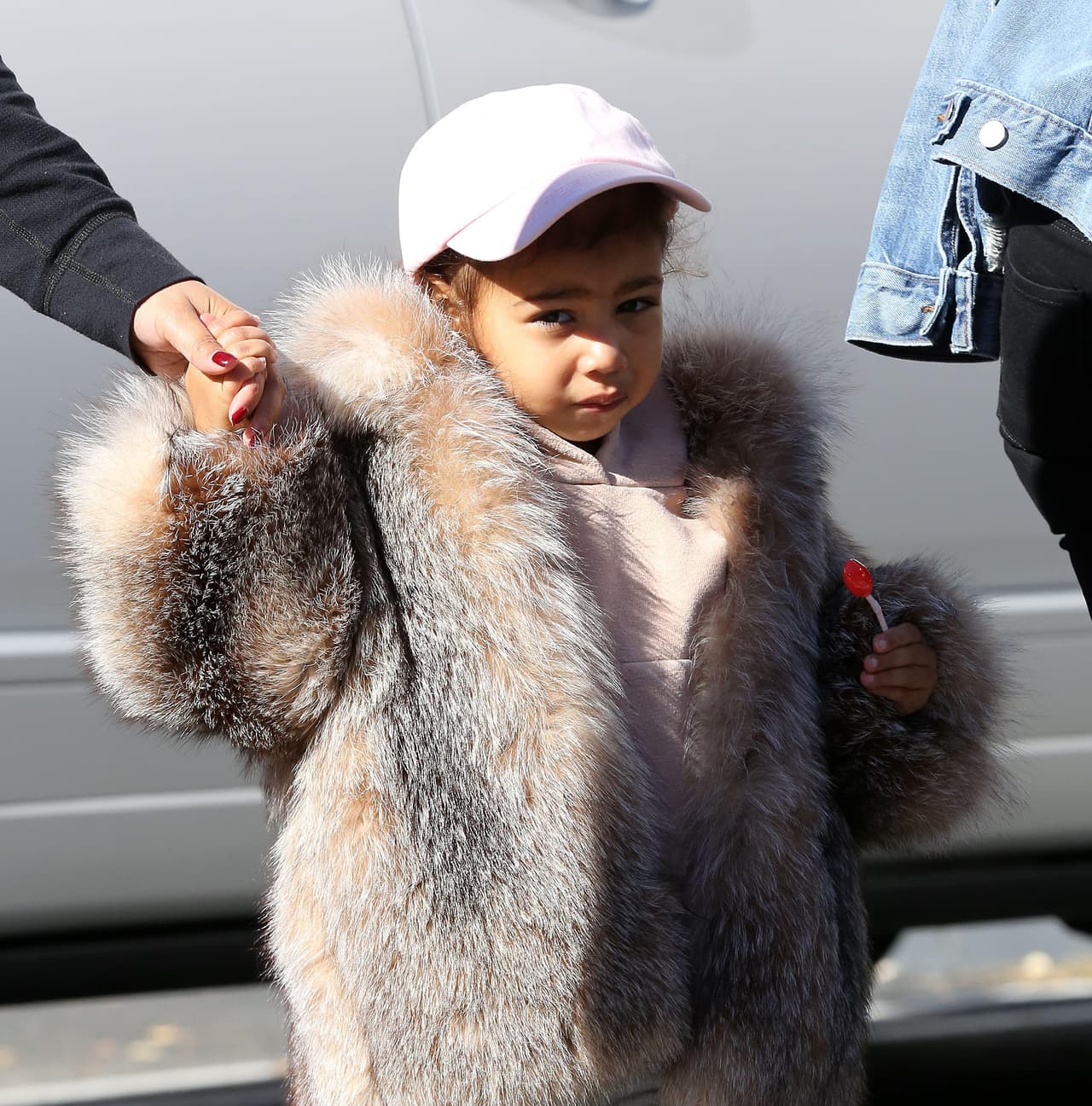 La hija de Kanye llevaba un hermoso abrigo de piel.