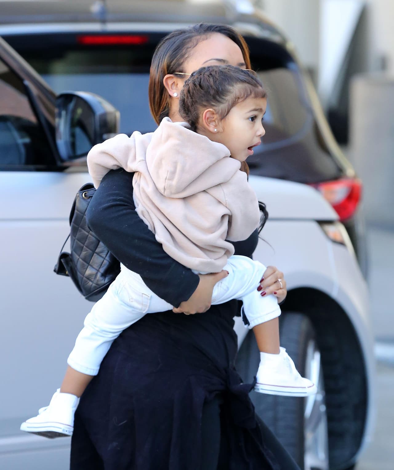 Después de un rato de usar el abrigo la nena se lo quitó.