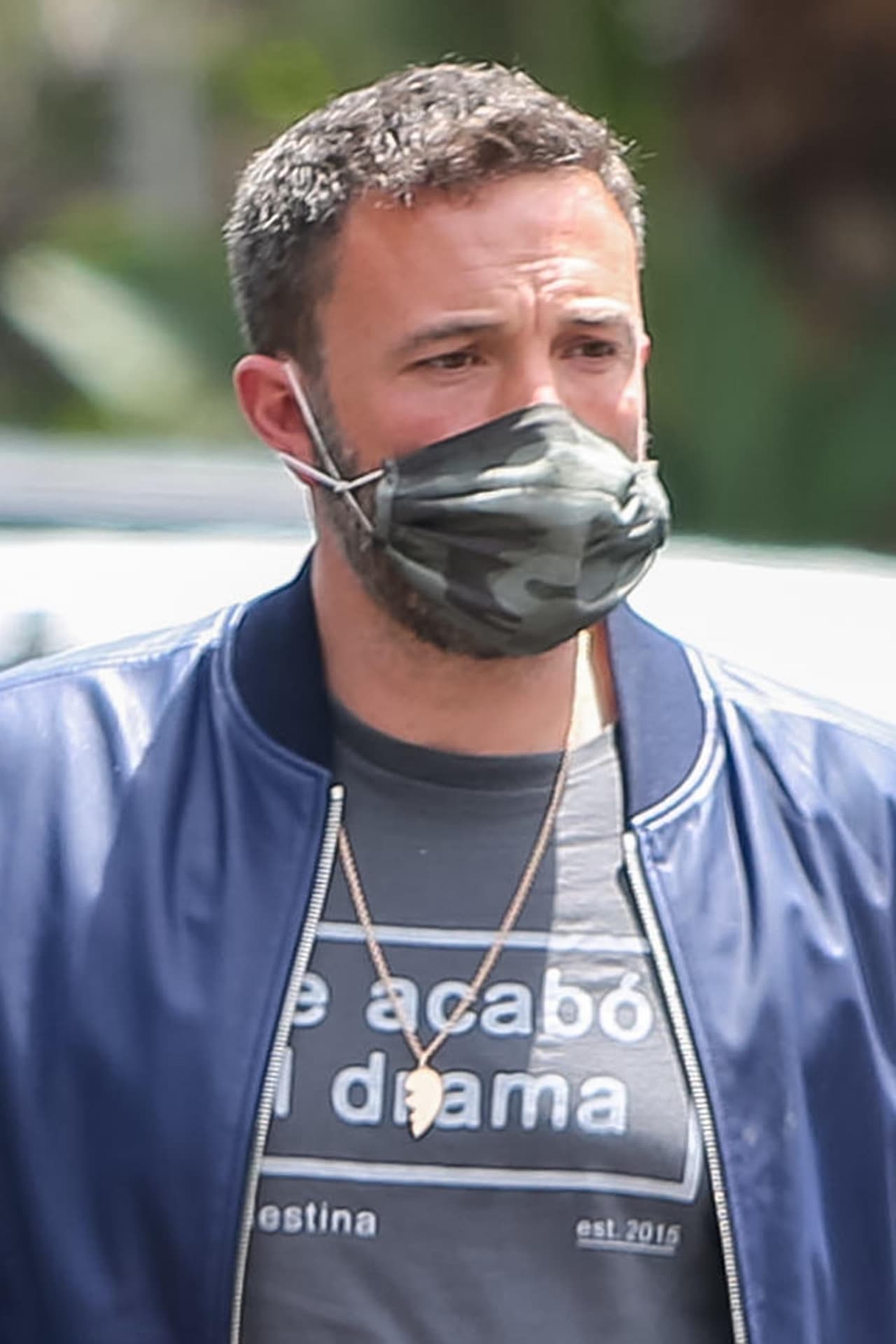 Además, el intérprete de Batman vestía una camiseta con la frase en español: "
<b>Se acabó el drama</b>".
<br>