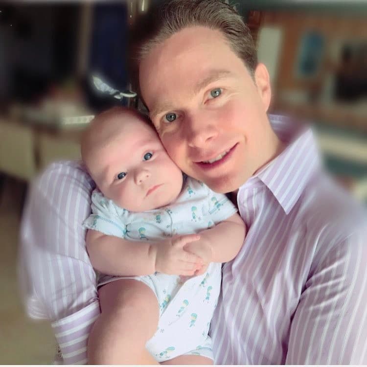 <b><a href="http://www.univision.com/temas/anahi">Anahí</a></b> no se quiso quedar atrás y compartió la dicha que su esposo también siente al tener a su primogénito entre sus brazos, y con esta imagen presumió a los dos grandes amores de su vida.