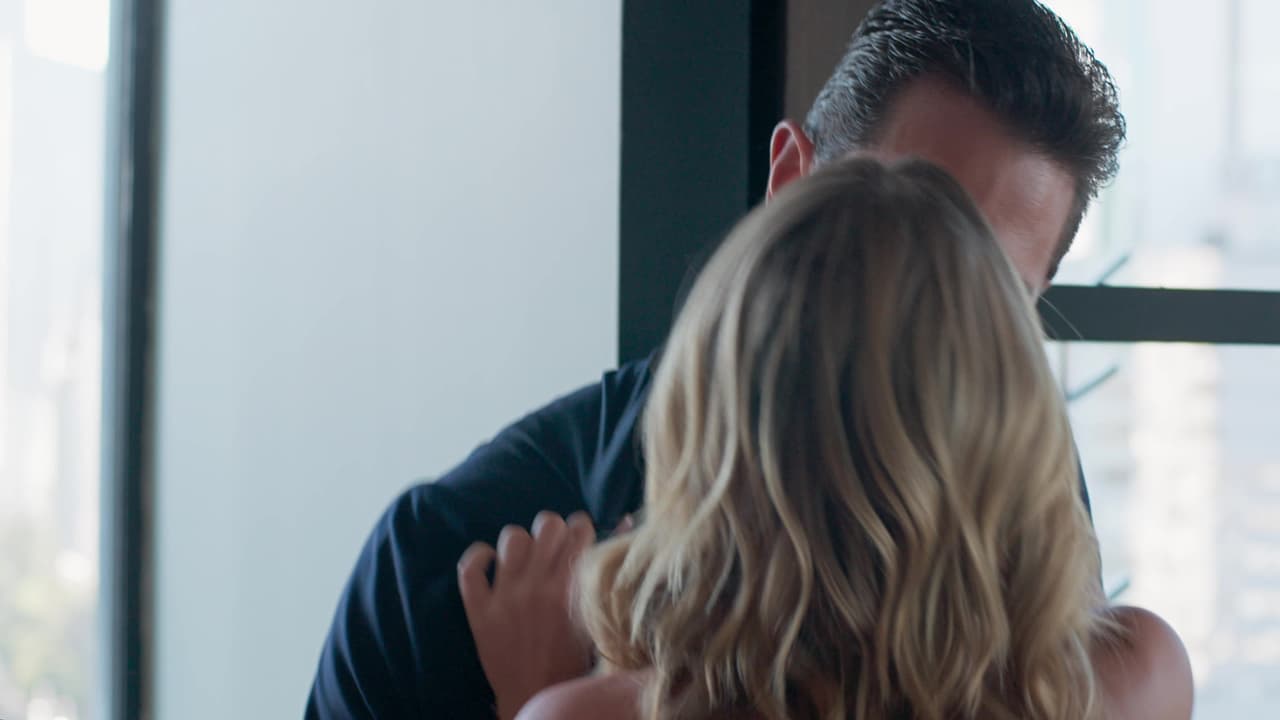 Tras la confesión, la forma de reaccionar de Miguel Garza fue besándola.