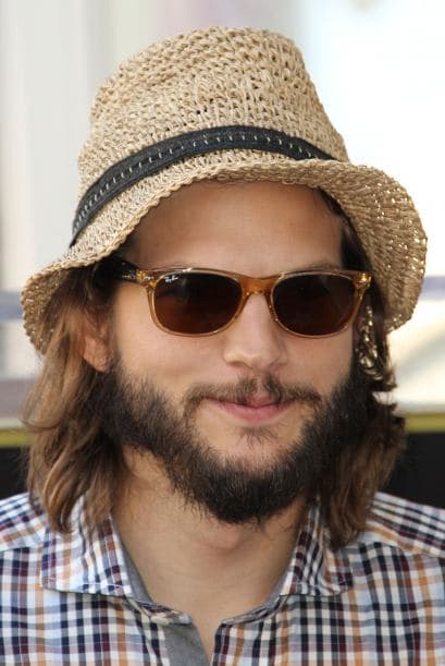 ASHTON KUTCHER- A temprana edad, el actual esposo de Demi Moore, tuvo que trabajar barriendo pisos en una fábrica de General Mills, en su natal Cedar Rapids, Iowa, lugar en donde su padre también trabajaba.