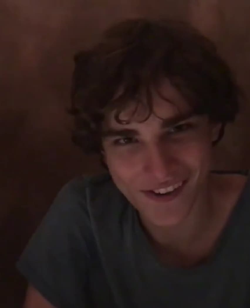 “Y ya perdí la corona del más alto en la familia Tacher. Alex Tacher de 15 años me acaba de vencer, y Hannah y Nicole felices de verme derrotado”, escribió el conductor en el video que grabaron sus hijas mayores y que después publicó en Instagram.
<br>