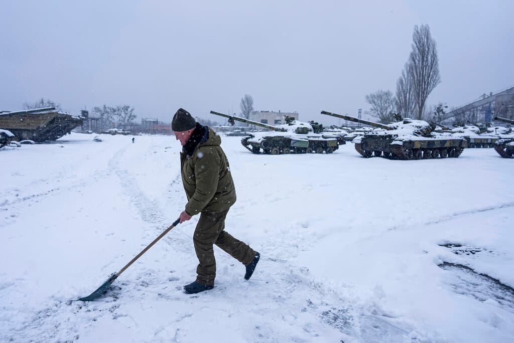Un trabajador limpia la nieve cerca de los preparativos para reparar tanques T-64 en la Planta de Reparación de Tanques en Kharkiv. En una reciente conversación telefónica con canciller ruso, Serguei Lavrov, el secretario de Estado, Antony Blinken, pidió a Moscú retire sus tropas de la frontera e inicie una desescalada.