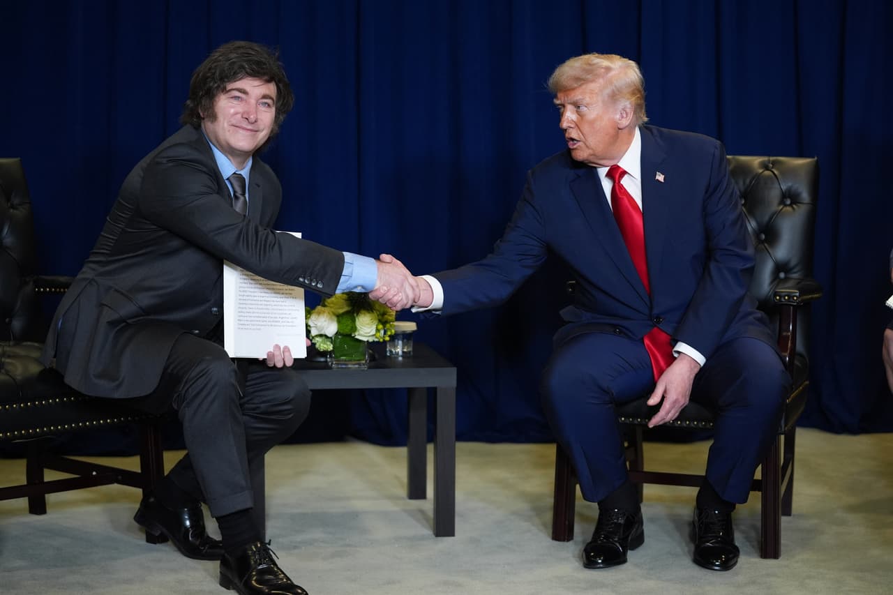 El presidente Donald Trump se reúne con el presidente argentino Javier Milei durante la Asamblea General de las Naciones Unidas, el martes 23 de septiembre de 2025, en Nueva York.